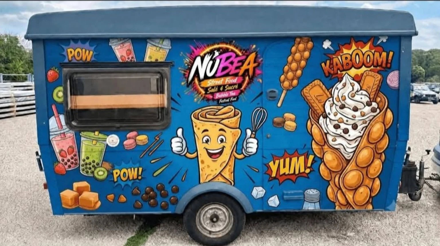 Le véritable foodtruck bleu NUBEA décoré de gourmandises